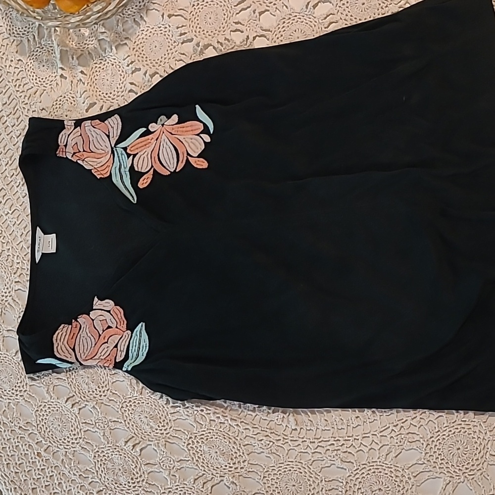 Woman Gorgeous Ariat two way tank size L. Black with raised roses on it. Soft.